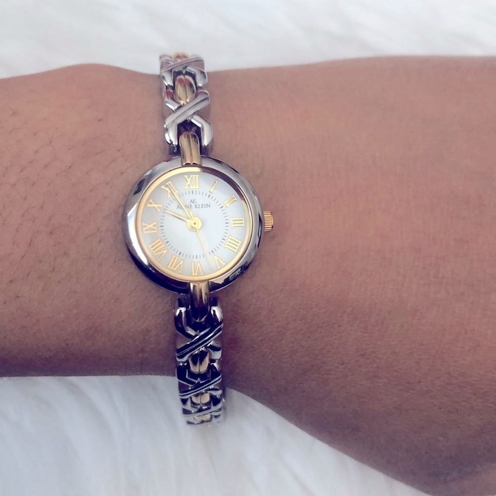 ✨ ANNE KLEIN GOLD AND SILVER LADIES WATCH✨ GENTLY WORN - Picture 4 of 6